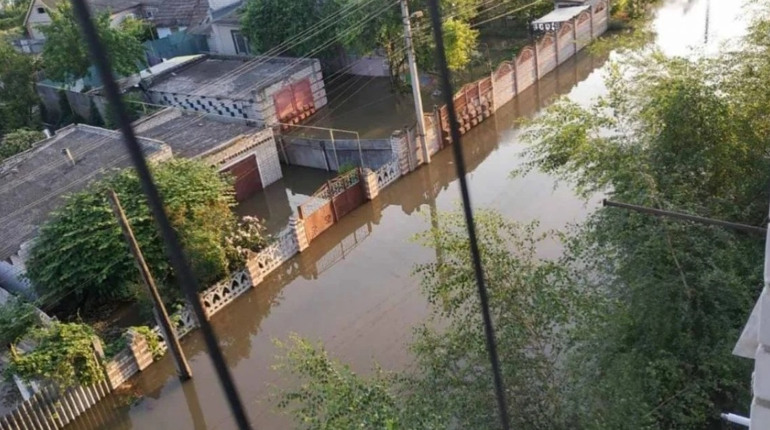 У центральній частині Голої Пристані тільки зараз потроху сходить вода