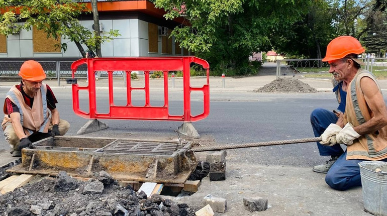 Ремонт зливових каналізацій та вкладання асфальту: у Покровську готуються до сезону дощів