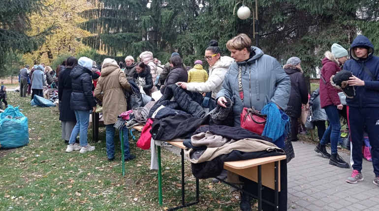 Переселенцям з Луганщини пропонують одяг і шкільні набори. Куди звертатися по допомогу