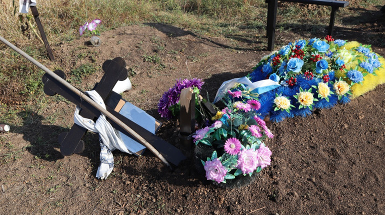 За фактом наруги над могилами захисників у Первомайську відкрите кримінальне провадження