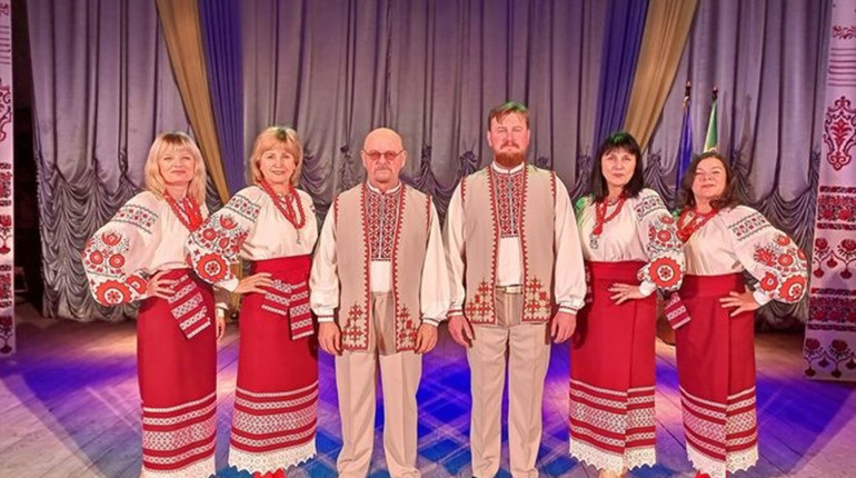 “Ми любимо один одного і в цьому наша сила”. Чим ансамбль “Українська пісня” підкорює тростянчан