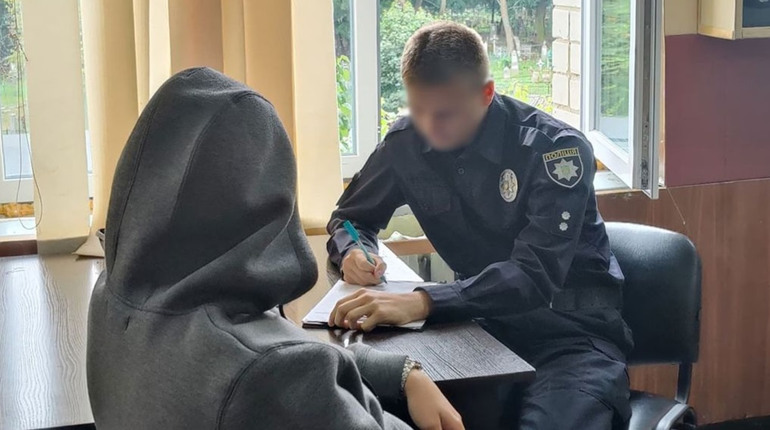 Чернігівські поліцейські затримали підозрюваного у пограбуванні маленької дівчинки