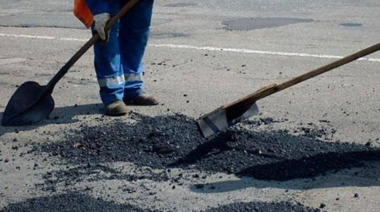 В Торецьку за 10 млн грн ремонтують дороги на 32 вулицях. Гроші з бюджету йдуть, а робіт не видно