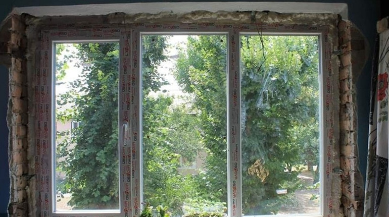 Нові вікна, побутова техніка та ігрова кімната: благодійники допомагають переселенцям у Нікополі