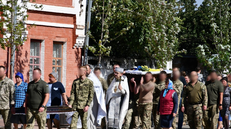 Попрощалися з старшим лейтенантом Владиславом Клюйком