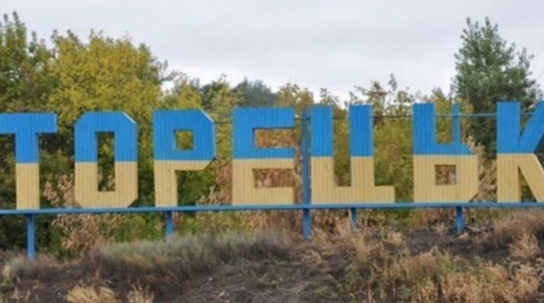 Дорогами Торецька: знайомі пейзажі, відсутність людей та розбиті дороги. Нове відео з міста