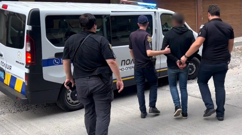В Одесі чоловік приревнував знайомого до дівчини і вдарив його ножем: травми виявилися смертельними