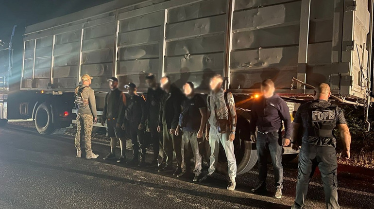 На транзитній дорозі "Маяки-Удобне" виявили чоловіків у причепі вантажівки. Їхали до Молдови