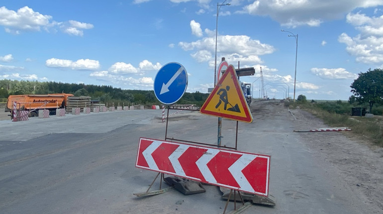 Ремонт уповільниться: чому не пропускають транспорт через технічний міст у Сарнах
