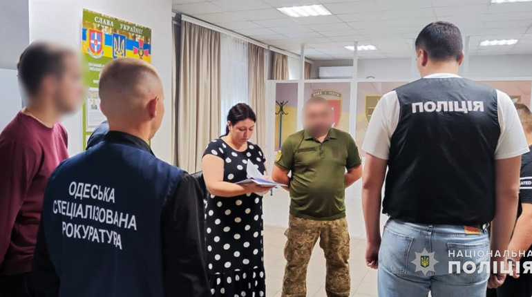 За 10 тис.$ пообіцяв звільнити зі служби: працівнику районного ТЦК на Одещині оголосили підозру