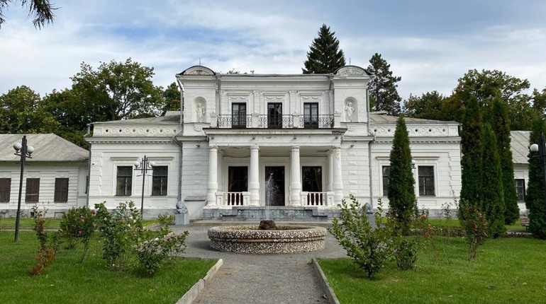Війна залишила свій слід і тут. Історія пошкодженого окупантами маєтку Кеніга в Тростянці