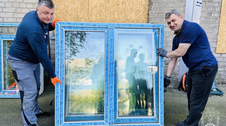 Для відновлення пошкоджених будинків до Покровська продовжують надходити пластикові вікна