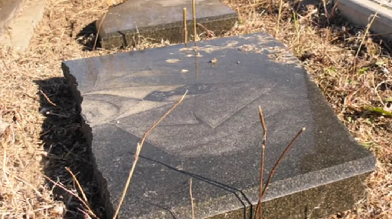 На кладовищі Покровська зруйновано кілька пам’ятників. Що трапилося