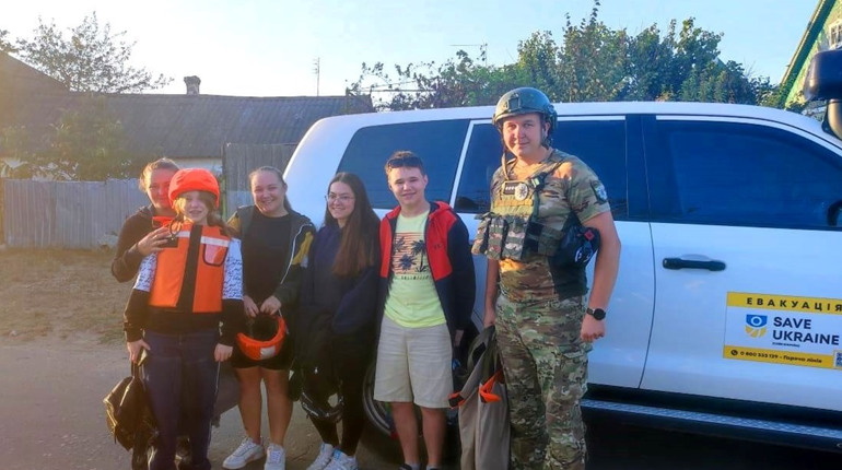 З Херсона, який потерпає від обстрілів росіян, поліцейські евакуюють родини з дітьми. Фото