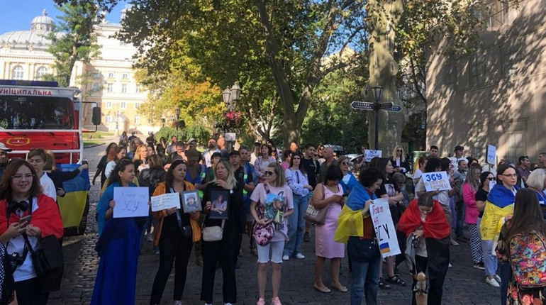 Бруківка та суди не захистять, війна може прийти сюди: протестувальники виступили на сесії в Одесі