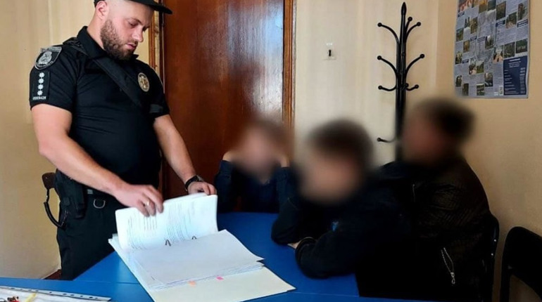 На Київщині двоє братів викрали мопед, забрали з багажника 40 тисяч та підпалили його