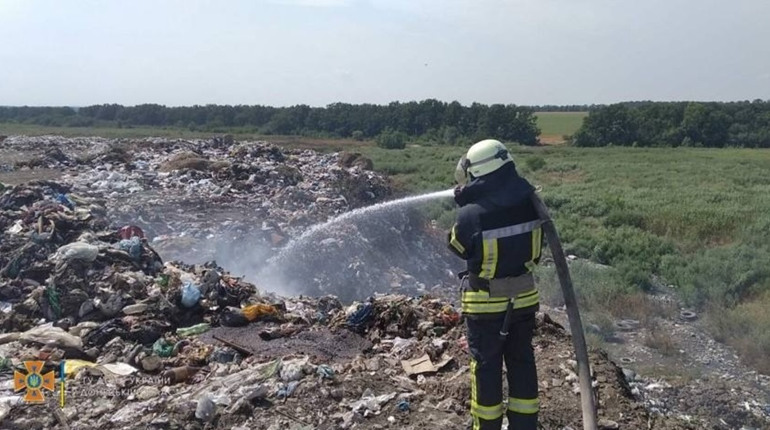 Пожежа на сміттєзвалищі у Покровську. Невеличке загоряння ледве не стало лихом