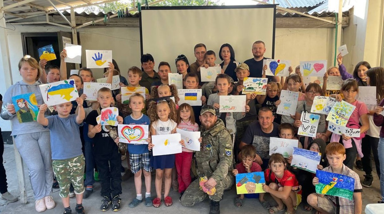 Юні мешканці Покровської громади привітали місцевих захисників і захисниць