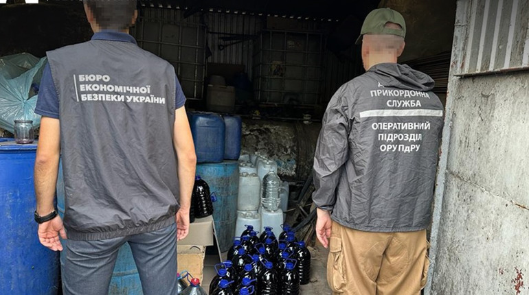 На Одещині пенсіонер організував підпільне виробництво алкоголю з мільйонним обігом