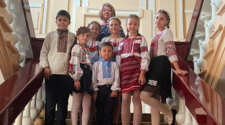 Вітали захисників: ансамбль «Калинове зерня» із Первомайська підготував патріотичну програму