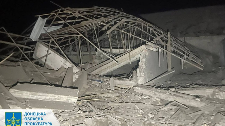 Окупанти поранили 7 осіб під час обстрілу Покровського району. Що трапилося