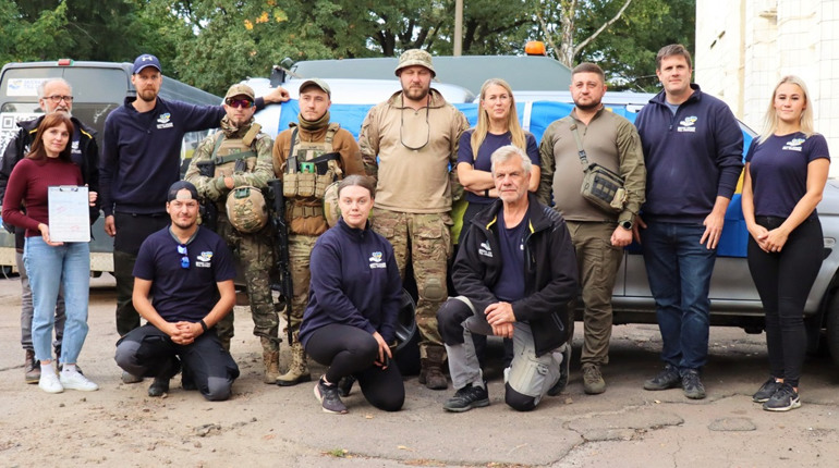Зі Швеції з любов'ю: благодійники надали Тростянцю пікап та автобус для ДФТГ