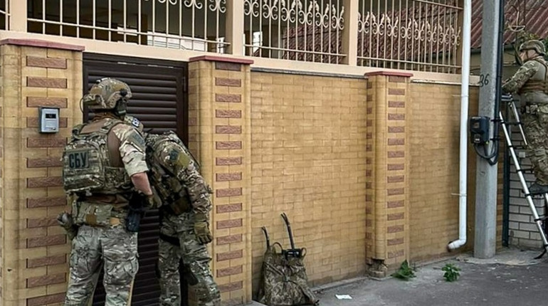 Вимагали у фермера мільйон неіснуючого боргу: на Одещині затримали членів етнічної злочинної групи
