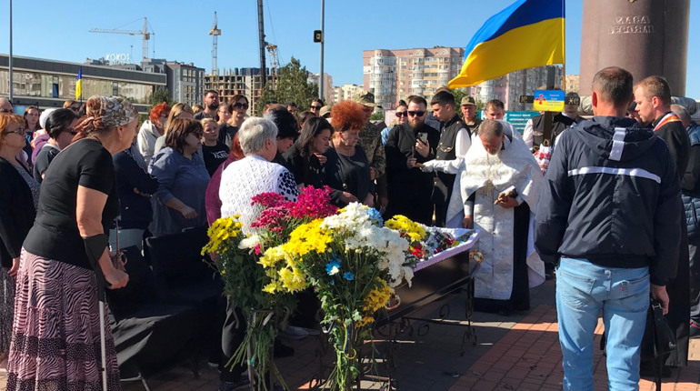 Южненська громада провела в останню путь воїна Кирила Григоренка (ФОТО)