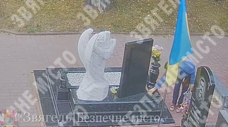 Звягельські поліцейські встановили жінку, яка викрадала квіти з могил військовослужбовців