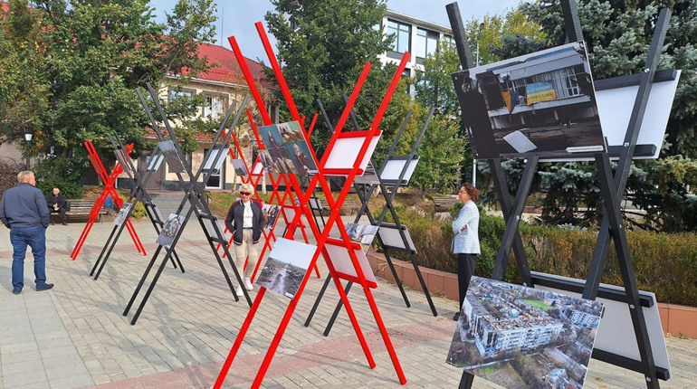 У Макарові відкрили фотовиставку "33 дні": презентували світлини часів окупації громади