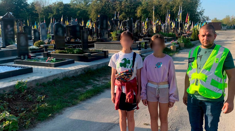 У Києві діти обкрадали могили полеглих захисників