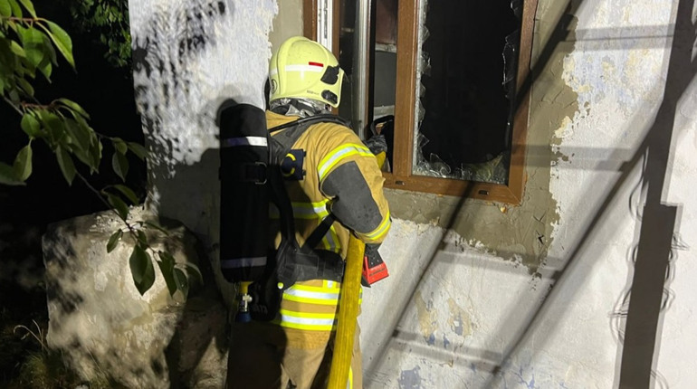 У Сарнах горів житловий будинок: пожежу ліквідували
