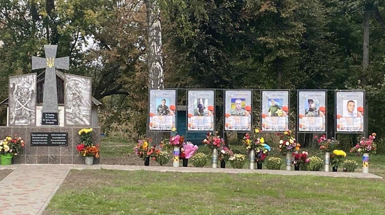 У селі Красна Лука Миргородського району відкрили Алею пам’яті та пам’ятний знак воїнам ЗСУ