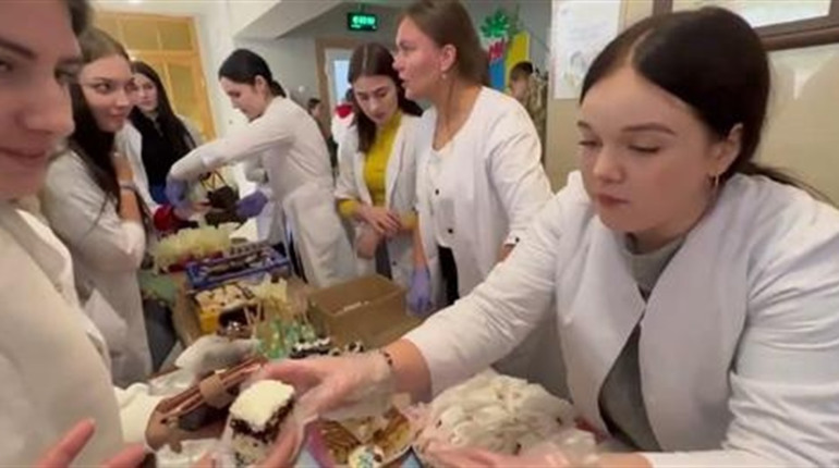 Як у Чорткові майбутні медики ярмаркували і ЗСУ допомагали (відео)
