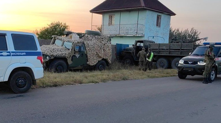 Військова вантажівка у Стрілковому в’їхала у приватний будинок