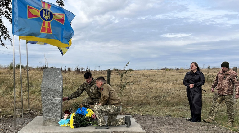 Новини воєнного часу. Старокостянтинівщина. Відкрито памʼятний знак, шахраї виманили гроші