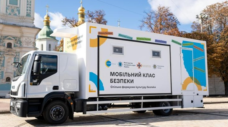 На Чернігівщині запрацював мобільний клас безпеки для дітей: ініціатива Нацполіції та ДСНС