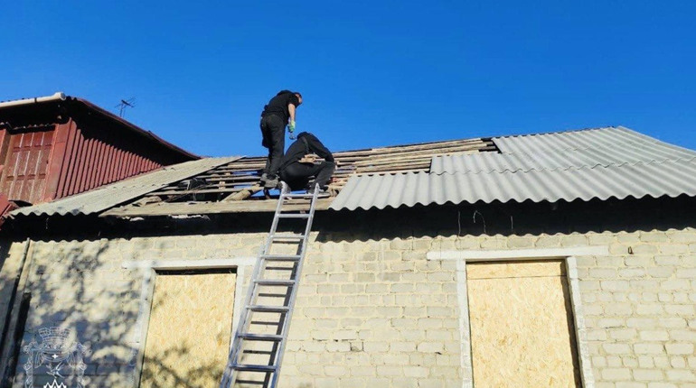 2 доби після обстрілів в Покровську: комунальники закрили 360 вікон та вклали 500 листів шиферу