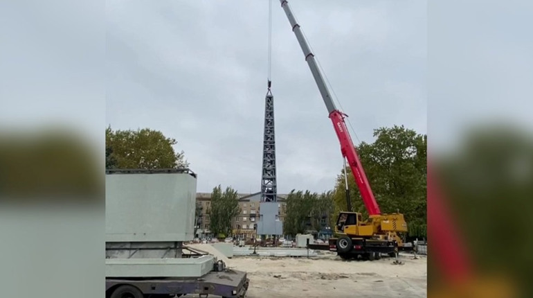 росіяни встановлюють меморіал перемоги у Другій світовій війні в Мелітополі