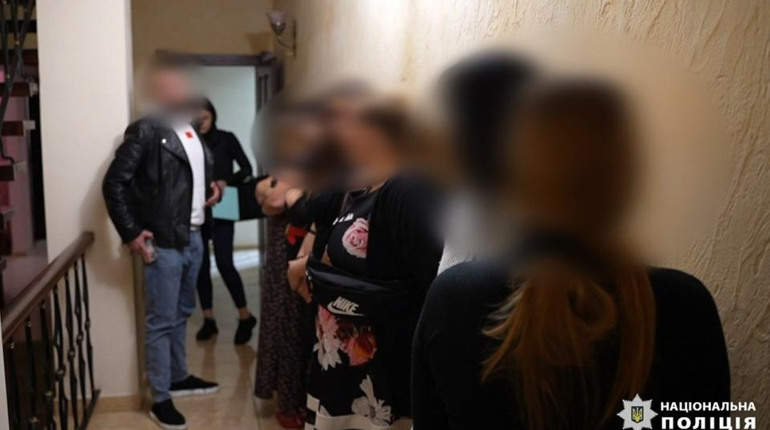В Одесі жінок втягували у проституцію під виглядом роботи в масажному салоні: сутенерок затримали