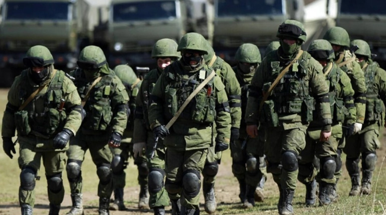 Готуються до наступу. З окупованого Луганська росіяни переміщують військову техніку та живу силу