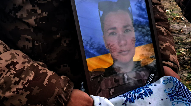 "У її очах ніколи не було страху": у Гадяцькій громаді попрощалися із захисницею Юлією Чернишовою