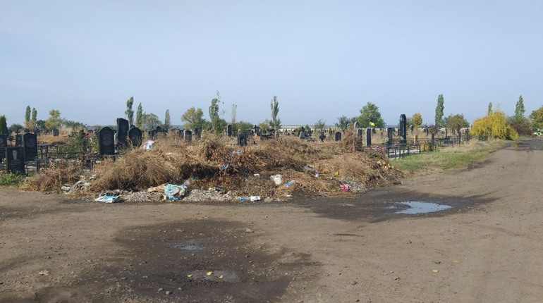 Чому не вивозять сміття на цвинтарі у Первомайську: на запитання читачів відповів начальних ЖКГ