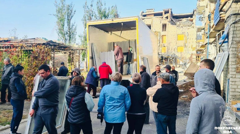 Майже 600 пластикових вікон для відновлення пошкоджених будинків вже отримали покровчани