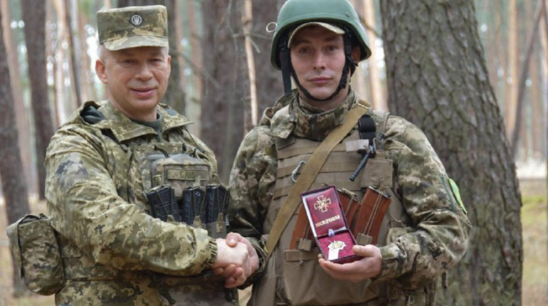 Звільняв Новоєгорівку на Луганщині. Сирський нагородив військовослужбовця на псевдо "Веселий"