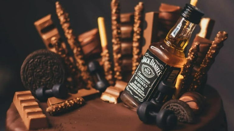 З чим подавати Теннесійський віскі: найкращі страви до Jack Daniels