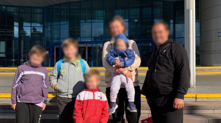 Ще одну багатодітну родину з окупованої Херсонщини повернули в Україну