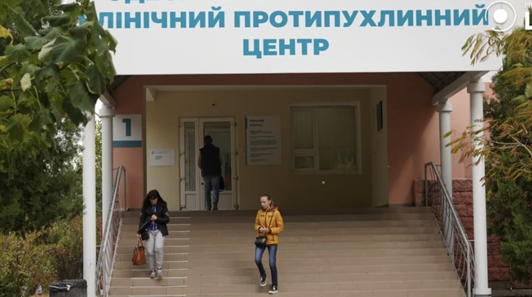 Онкохворих просять залишити приміщення. Приватна фірма отримала в оренду на 49 років онкоцентр