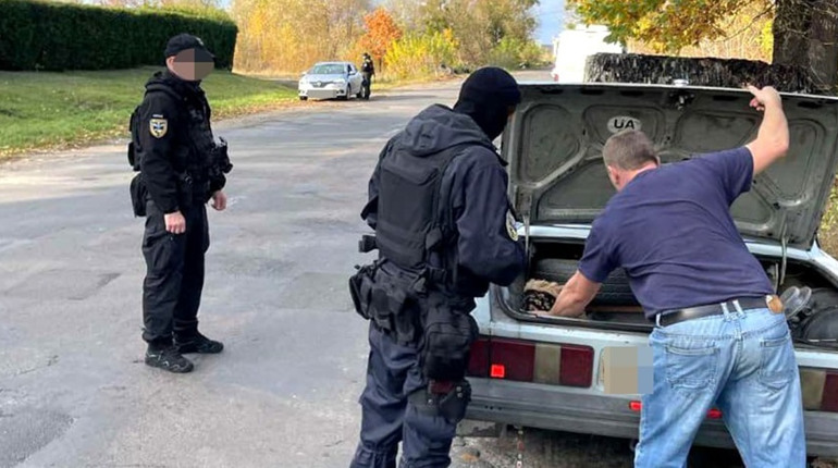 Зброя, цигарки і алкоголь: що вилучають поліцейські в Сарненському районі під час оглядів