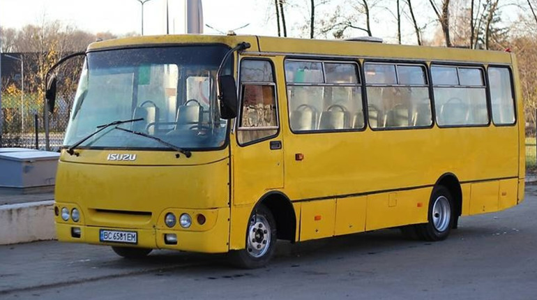 На Одещині пасажирка випала з маршрутки, бо водій не зачинив двері і почав їхати. Жінка травмувалася